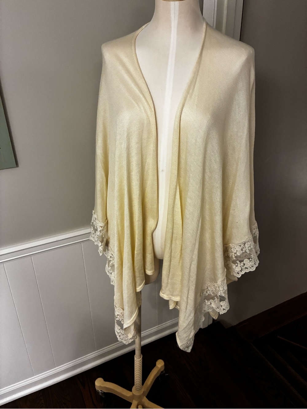 Lace-Trim Cream Kimono Wrap